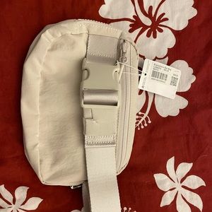 Lululemon everywhere belt bag white
